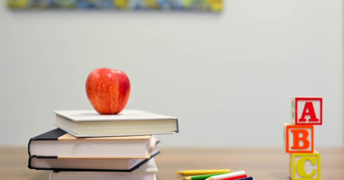 Kelime notları alınmış açık bir defter ve yanında bir fincan kahve